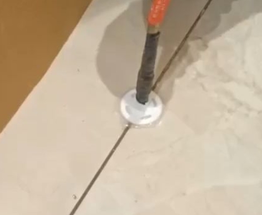 资中瓷砖空鼓维修公司专业解答瓷砖在铺贴过程中，如果没有涂抹均匀到位的粘结材料（如水泥砂浆或瓷砖胶），可能会导致以下问题