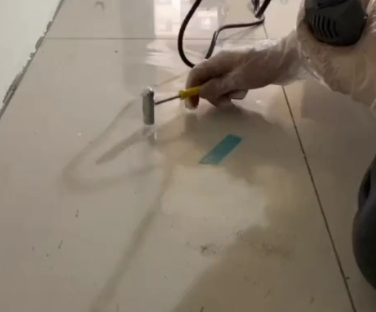 资中瓷砖开裂维修公司专业分享瓷砖在铺贴前如果没有沥干水分，将会导致以下问题